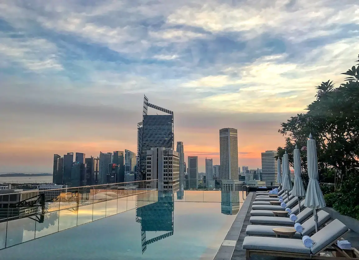 스카이라인을 감상하며 즐기는 인피니티 풀