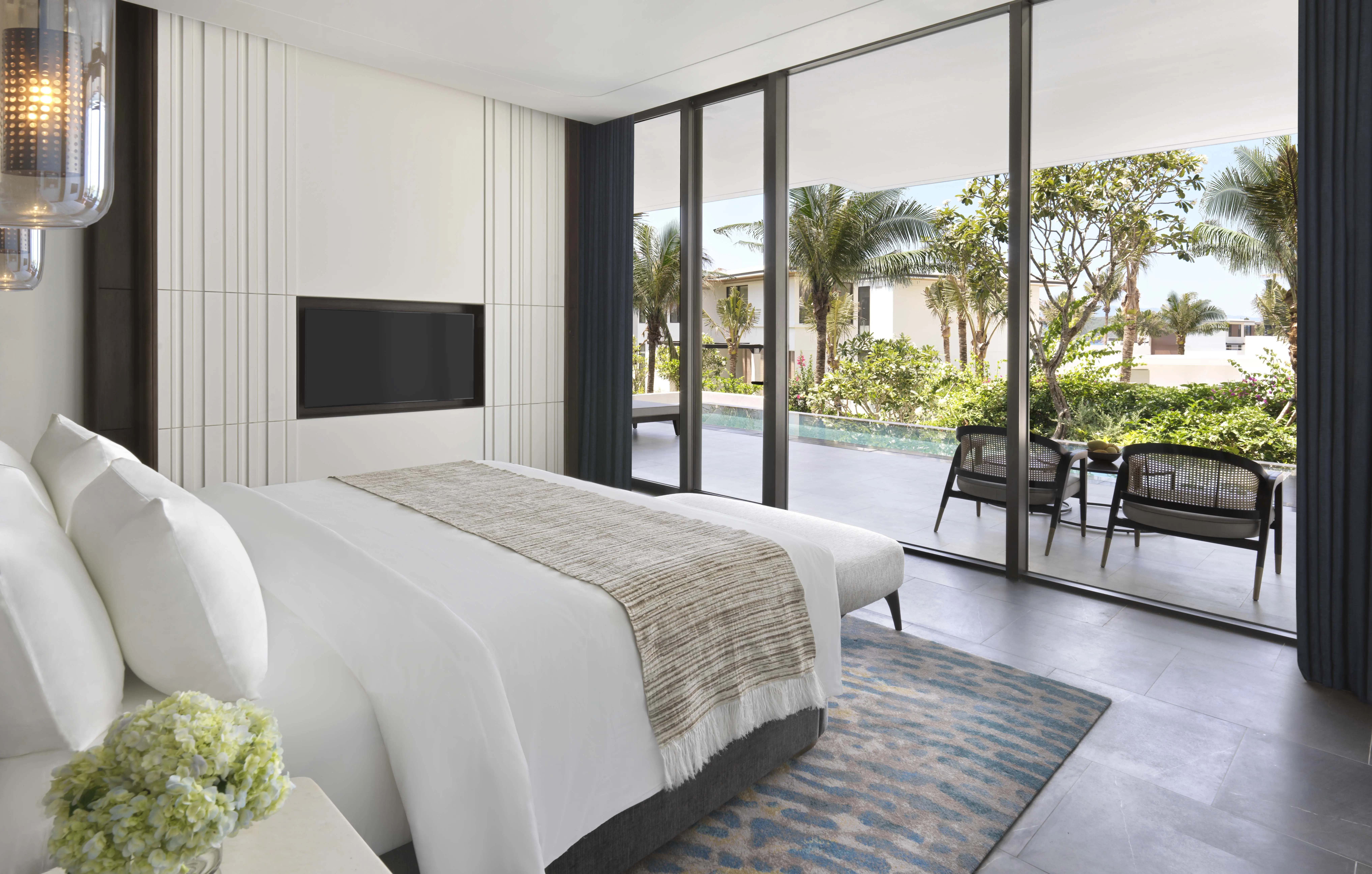 넓고 고급스러운 분위기의 편안한 풀빌라 객실