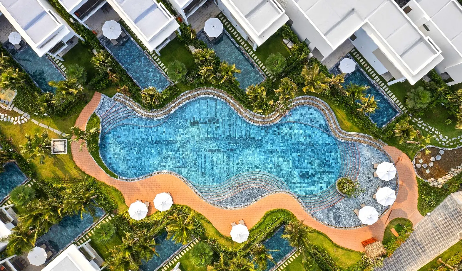 바다와 맞 닿은듯 특별한 풍경을 선사하는 야외 수영장