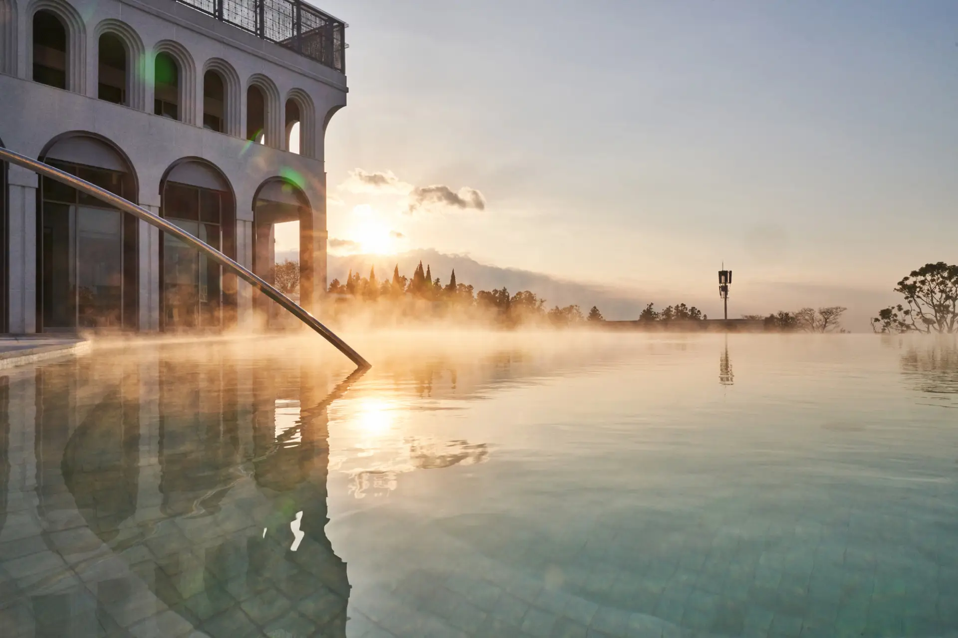 지중해 휴양지를 연상시키는 인피니티 풀