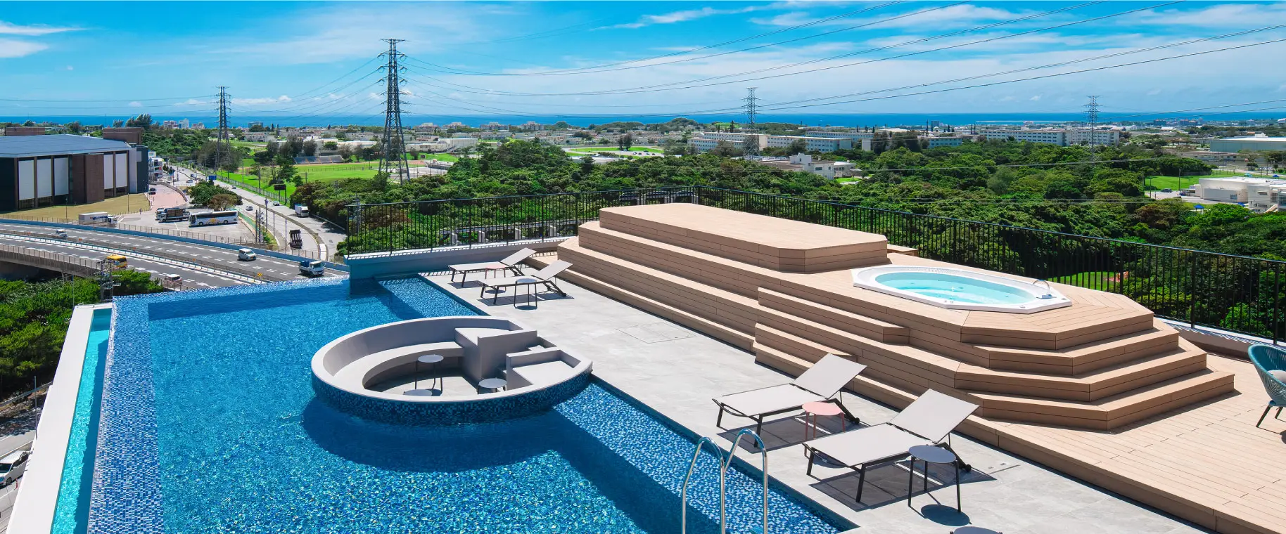 탁 트인 루프탑 수영장과 대욕장