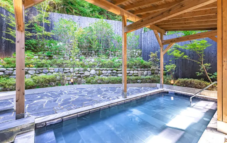 삼림욕의 기분을 느낄 수 있는 노천탕