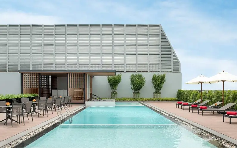 도심 속 멋진 스카이라인 전망을 자랑하는 수영장