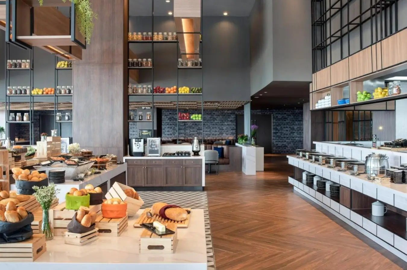 방콕의 스카이라인을 감상하면 즐기는 레스토랑