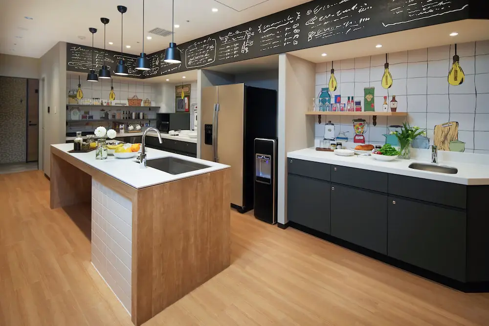 커피머신, 제빙기, 전자레인지 등이 갖춰진 공용주방