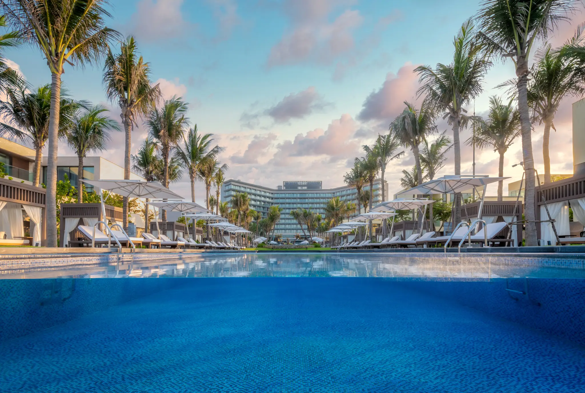 인생샷을 남길 수 있는 통유리 인피니티풀