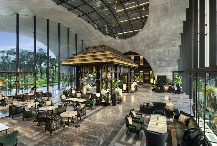 모던한 인테리어와 층고가 높은 도심 속 휴양 호텔