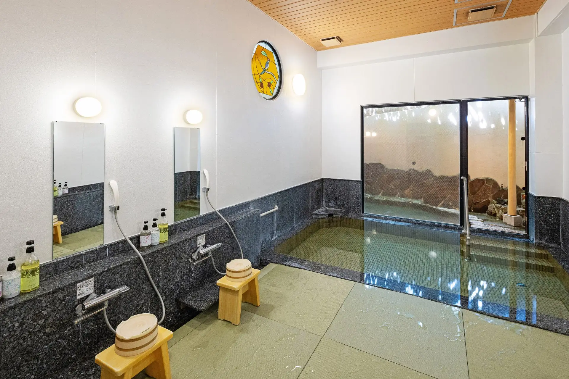 알칼리성 온천수를 이용한 대욕장