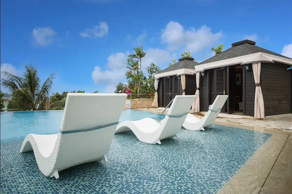 푸른 하늘과 바다 전망의 수영장