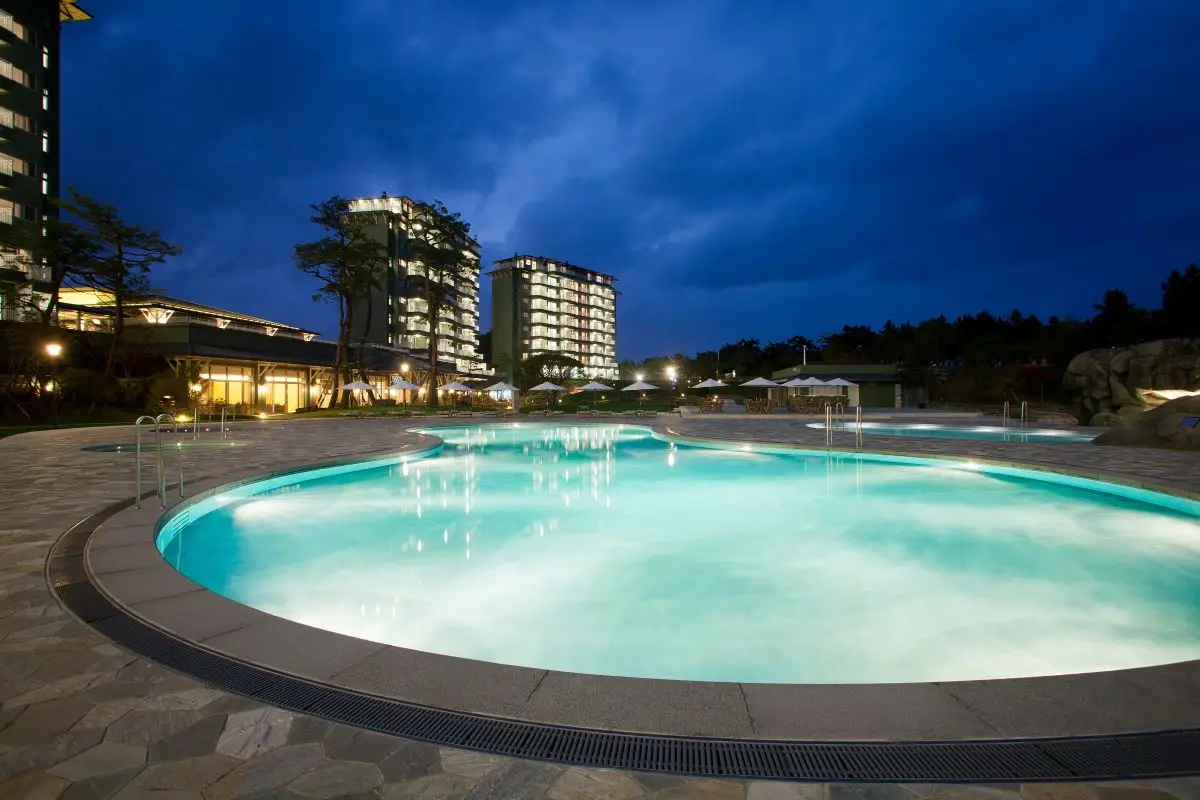 이국적인 느낌 가득한 수영장