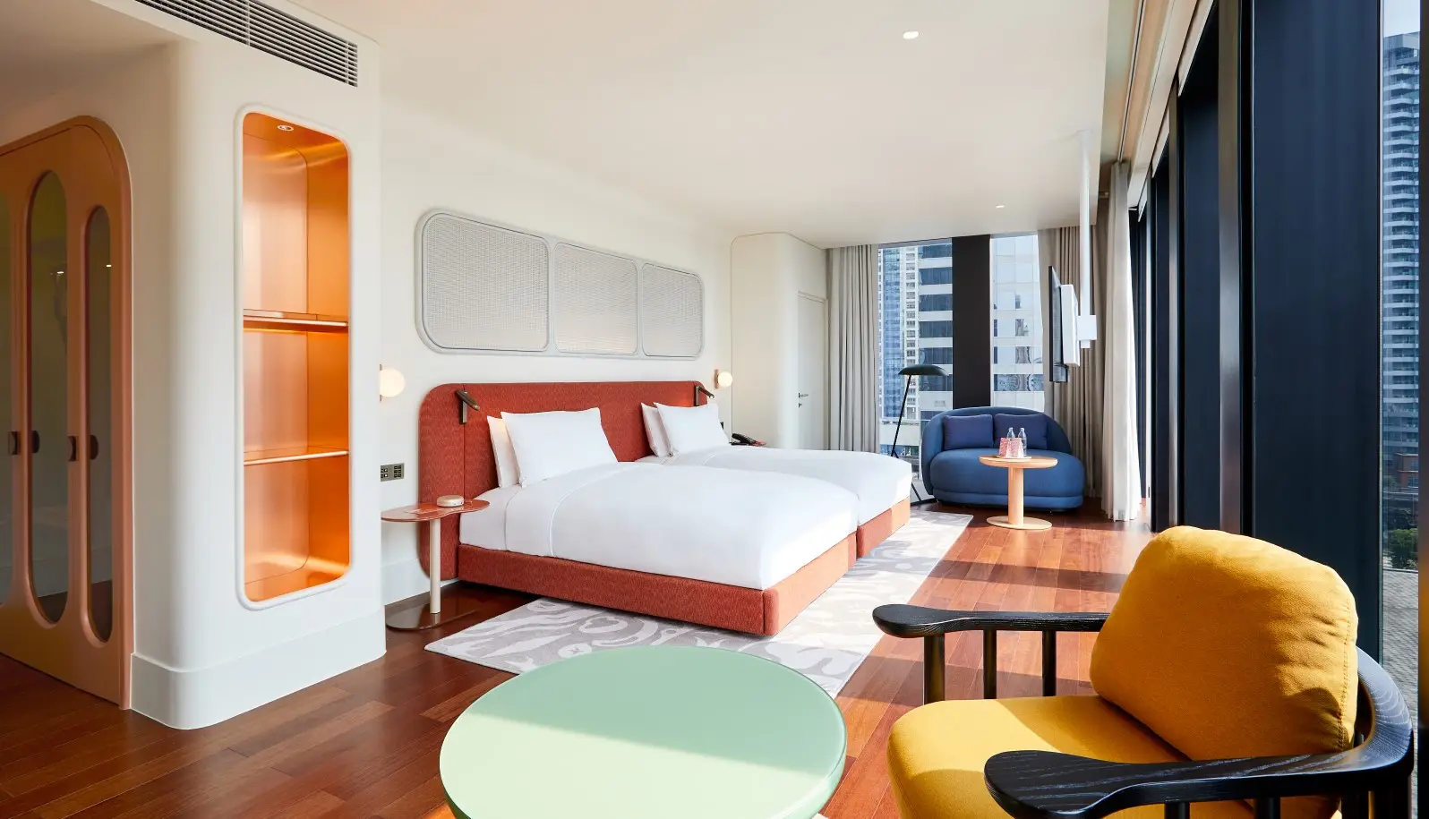 화려한 색감을 자랑하는 객실