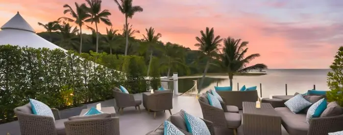 해변 전망과 석양을 한눈에 담을 수 있는  루프탑 라운지