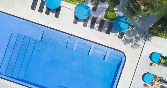 2개의 매력적인 야외 수영장