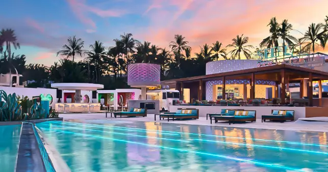 낮에는 로맨틱한 오션뷰 레스토랑,  밤에는 신나는 DJ 풀파티