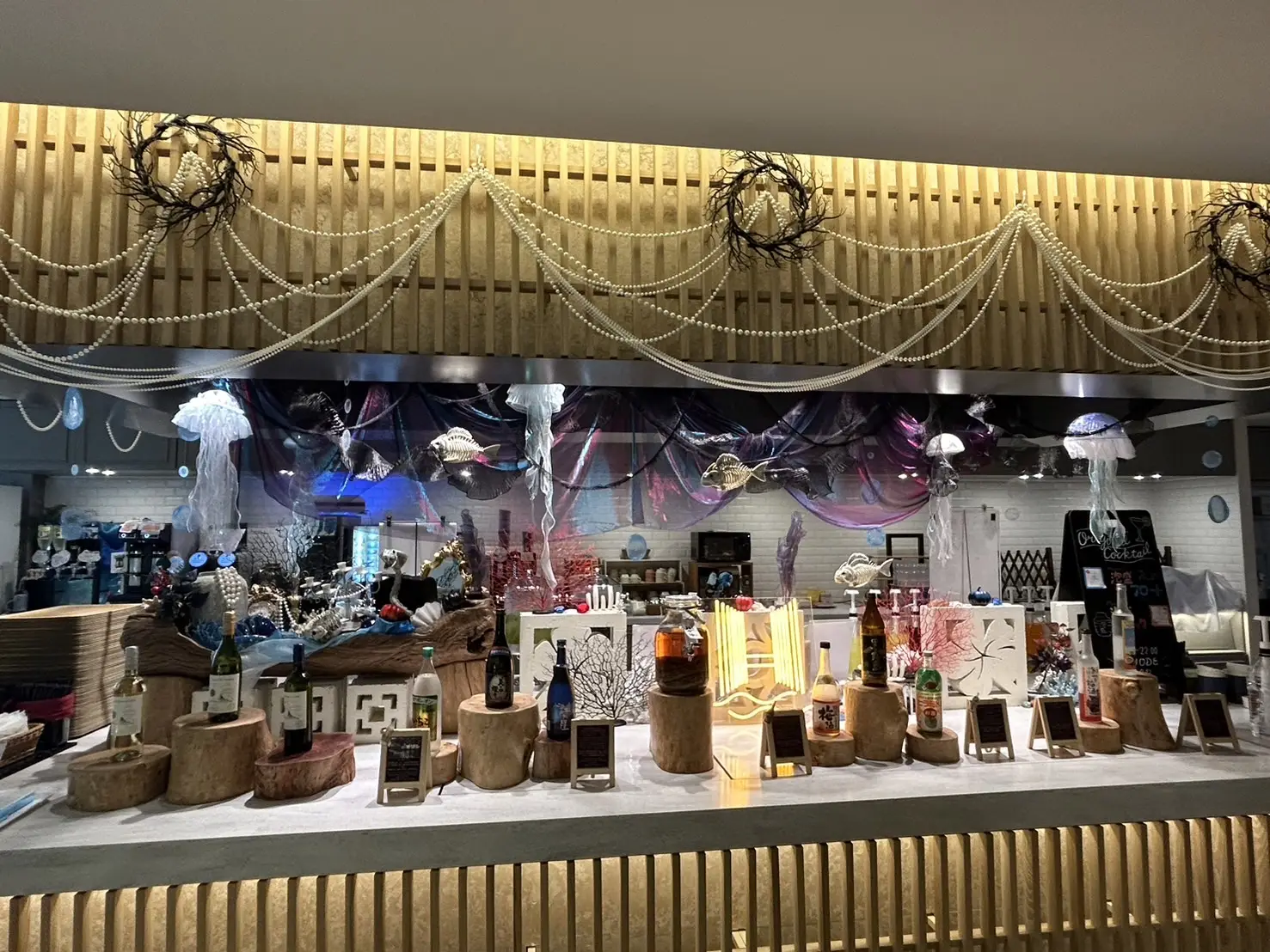 다양한 알콜 및 음류와 아이스크림 무제한 제공 : 10시~22시