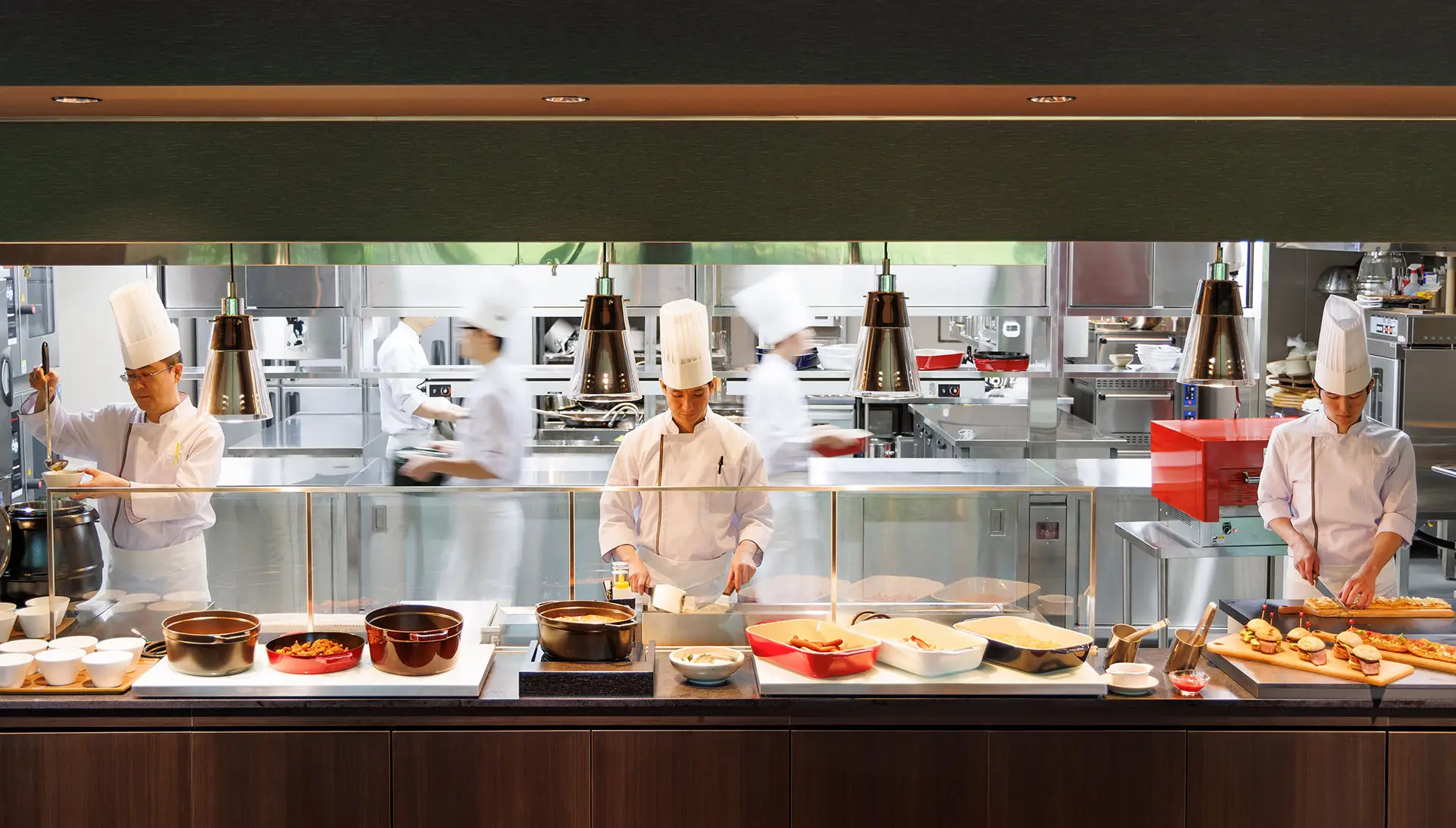 오픈 키친에서 준비되는 뷔페 식사