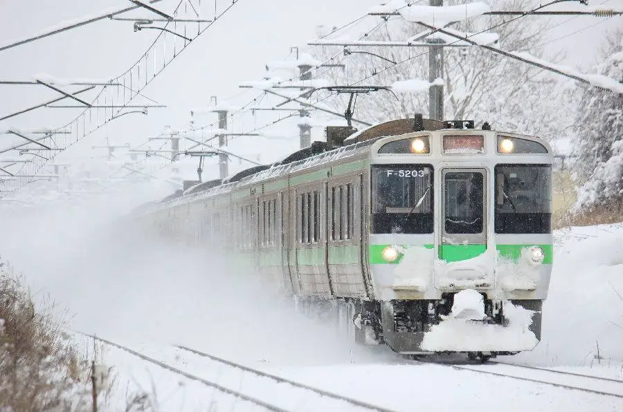 겨울 눈 풍경의 홋카이도 열차