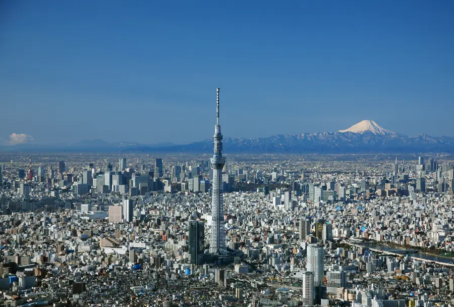 도쿄 시내의 스카이트리와 저 멀리보이는 후지산 