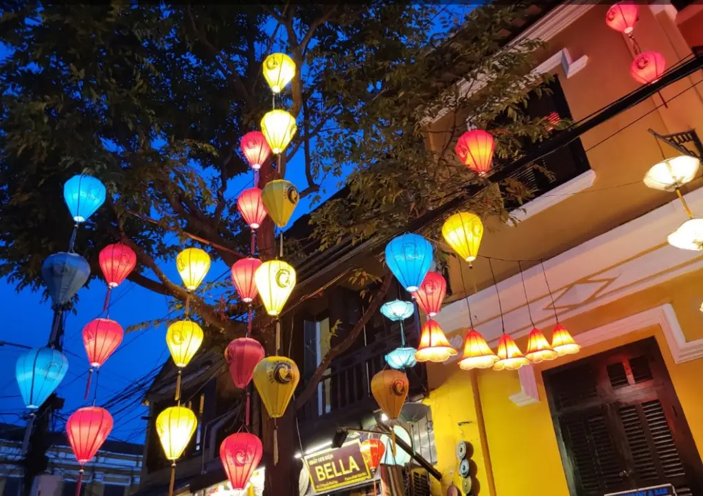 [김해 출발] 다낭/호이안 5일 ★월드체인 특급리조트+$300 특전-NO옵션★ #마켓투어 #전통쇼관람 #마사지2시간 #아오자이체험